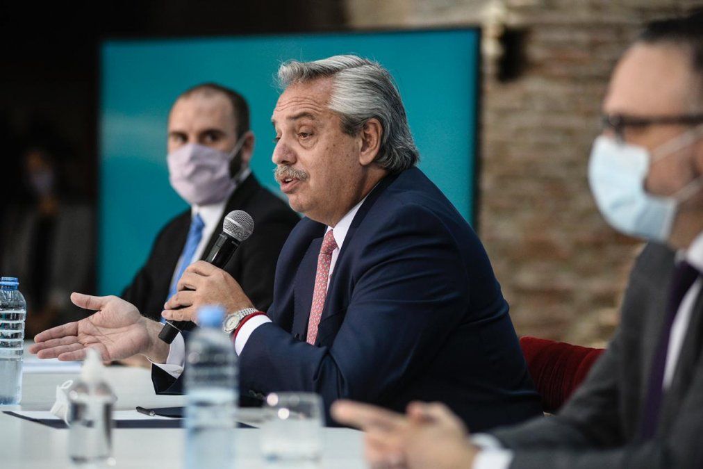 Alberto Fernández junto al ministro de Economía Martín Guzmán. Tras la votación del acuerdo con el FMI en el Congreso