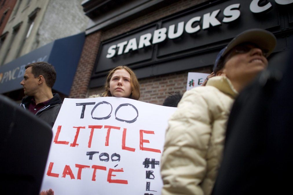 Starbucks cerrará por una tarde 8 mil tiendas para capacitar a 175 mil empleados contra la discriminación