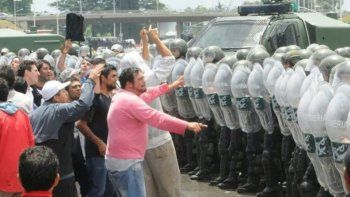 La policía reprimió con balas de goma a trabajadores de Cresta Roja que realizaban medidas de fuerza en la planta