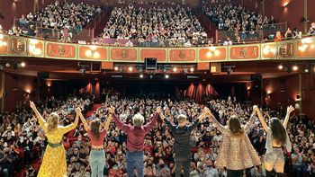 inmaduros estreno a sala llena en el teatro el nacional y fue ovacionada por el publico