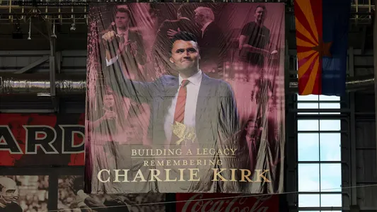 Conmoción y multitud en Arizona: así fue la despedida de Charlie Kirk con Trump presente