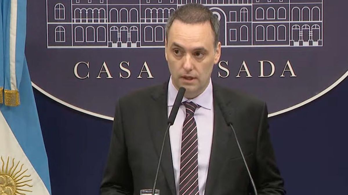 El vocero Manuel Adorni, en conferencia de prensa (Foto: captura de video).