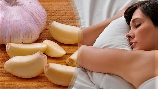 El sorprendente beneficio para la salud de dormir con ajo bajo la almohada