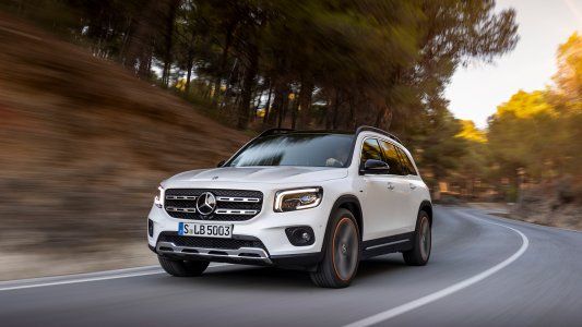 Mercedes-Benz GLB, con 7 asientos y un motor naftero con una potencia de 224 CV