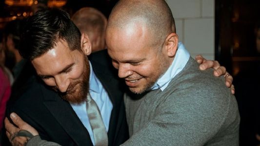 ¡Dos cracks! Messi le dio clases de baile a René Pérez de Calle 13
