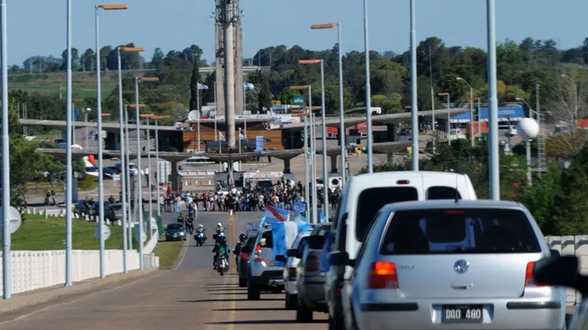 Uruguayos desbordan en los pasos fronterizos para comprar más barato en la Argentina. (Foto: Gentileza Elentreriano)