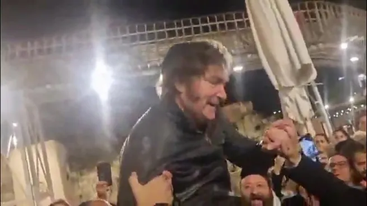 Javier Milei volvió al Muro de los Lamentos y fue llevado en andas en su última noche en Israel