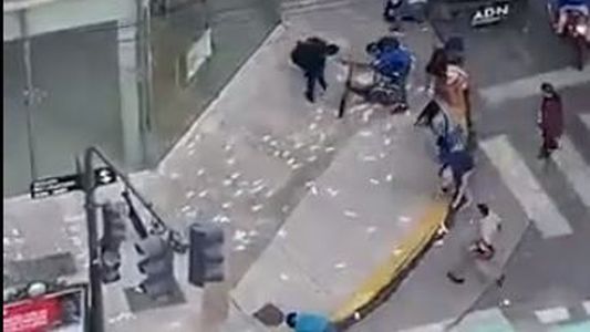 Siete millones de pesos en el aire: el increíble video que muestra una lluvia de billetes en pleno Belgrano