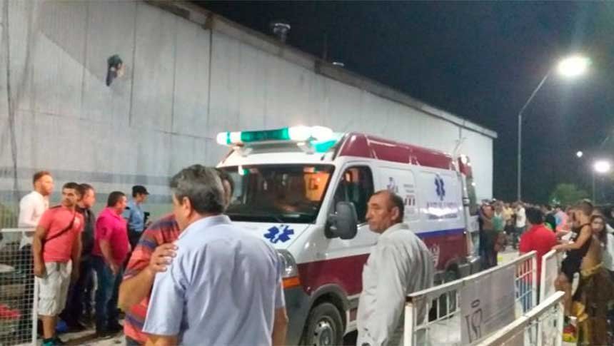Impresionante video del momento en que se desplomó una tribuna en pleno carnaval: más de 30 heridos