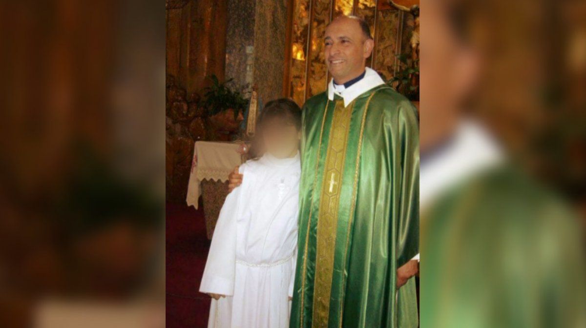 Abuso sexual gravemente ultrajante. Por esa causa se juzgaba al sacerdote que fue absuelto.&nbsp;