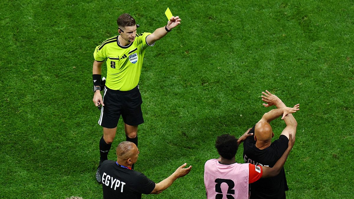 El llamativo gesto del DT de Egipto durante el partido con Argentina. (Foto: Reuters)