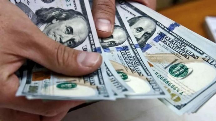 El dólar blue subió abruptamente y alcanzó a un nuevo récord histórico: a cuánto cotizan las divisas