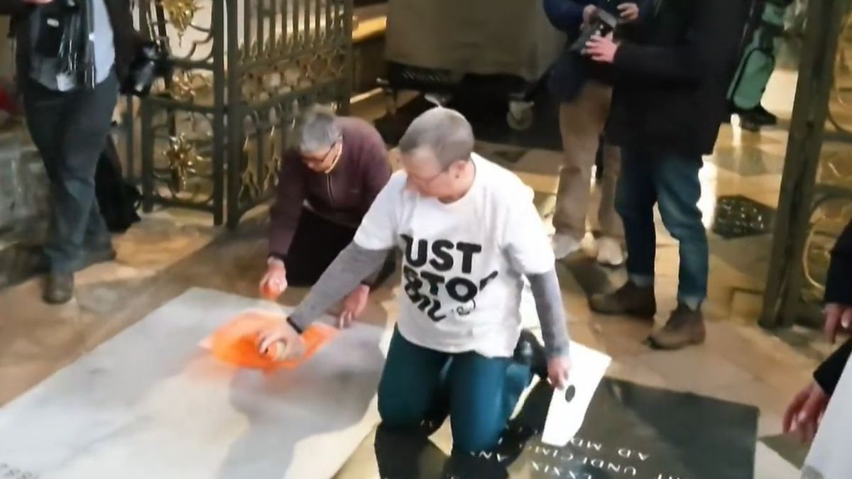 photoActivistas ecológicos atacaron la lápida sobre los restos de Charles Darwin en la Abadía de Westminster. (Foto: captura de video)