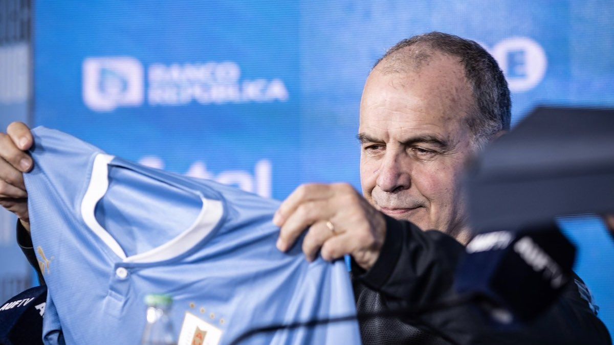 Uruguay confirma a Bielsa para dirigir a la selección hasta el