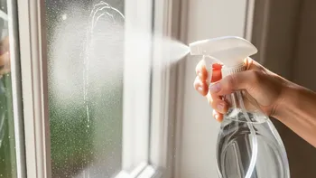 El vinagre blanco, mezclado con agua, es un aliado económico y natural para limpiar ventanas, ahuyentar insectos y prevenir el moho. El vinagre blanco, mezclado con agua, es un aliado económico y natural para limpiar ventanas, ahuyentar insectos y prevenir el moho.