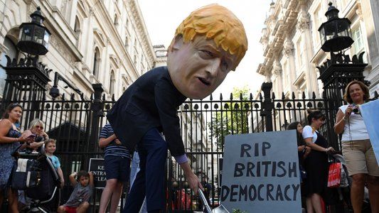 ¿Cómo frenar a Boris Johnson con el Parlamento Británico cerrado?