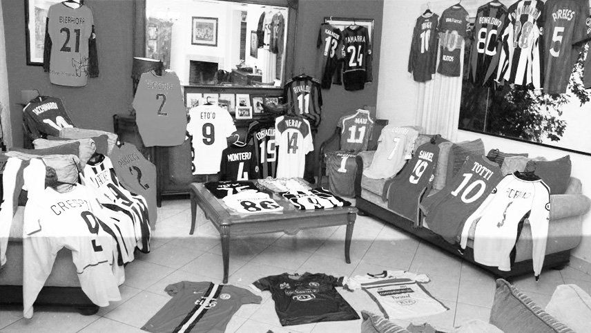 Subastó las camisetas que intercambió con Totti, Baggio, Crespo, Simeone y otras estrellas para ayudar a su país