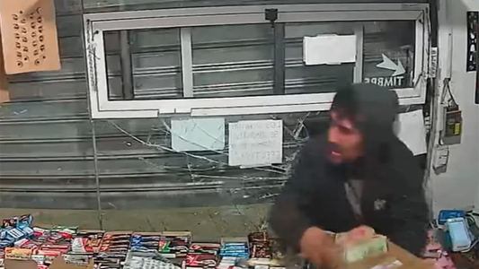 Video | Feroz ataque de un delincuente a un kiosco: destrozó la vidriera y quedó atrapado por la persiana