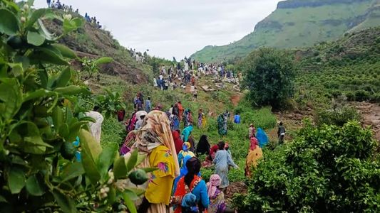 Catástrofe: una avalancha de tierra sepultó una población y dejó más de mil muertos