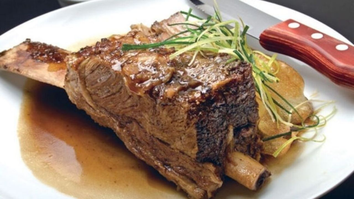 Se corta con cuchara: el truco definitivo para el mejor asado braseado al vino