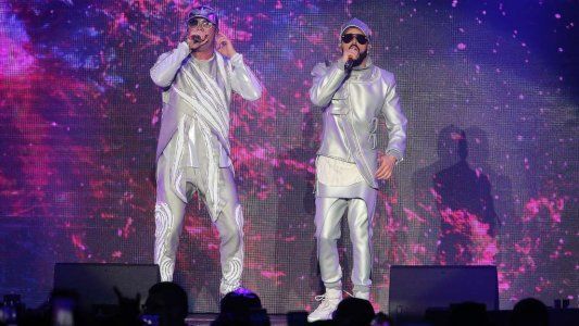 Tremendo: al igual que Sergio Denis, Wisin se cayó a una fosa durante un show