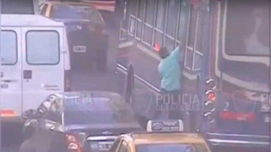 Así fue el momento en el que un ladrón realizó un robo canguro en Once