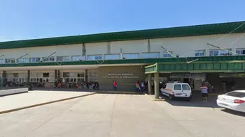 un hombre arreglaba su auto en el patio de su casa y quedo atrapado: el desenlace brutal