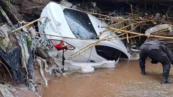 Conmoción: una pareja quedó atrapada en medio del temporal y el desenlace fue fatal