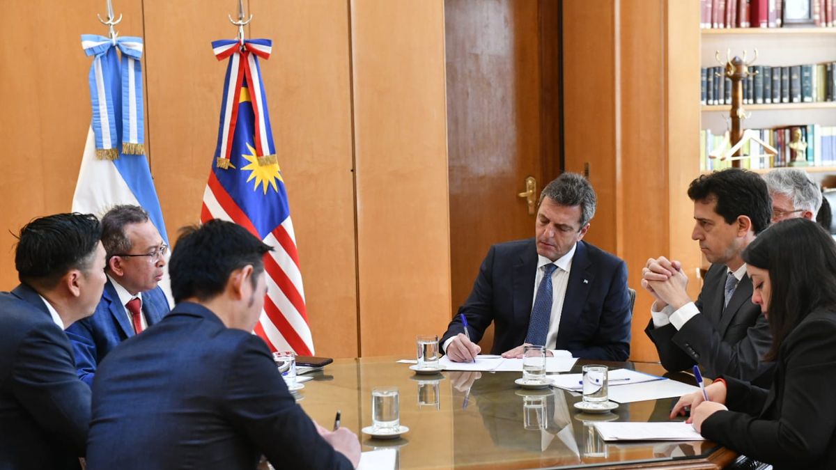 Sergio Massa y Wado De Pedro se reunieron con representantes de Malasia.