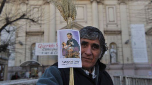 Quién era San Cayetano y por qué en Argentina se lo venera de una manera única en el mundo