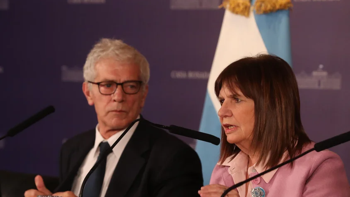Los ministros Patricia Bullrich (Seguridad) y Mariano Cúneo Libarona (Justicia) presentaron el nuevo proyecto de ley. (Foto: NA)
