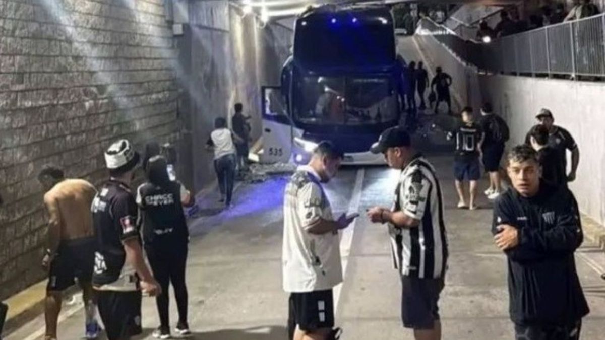 El insólito accidente que sufrió un micro con hinchas: se incrustó en un bajo nivel y hubo heridos