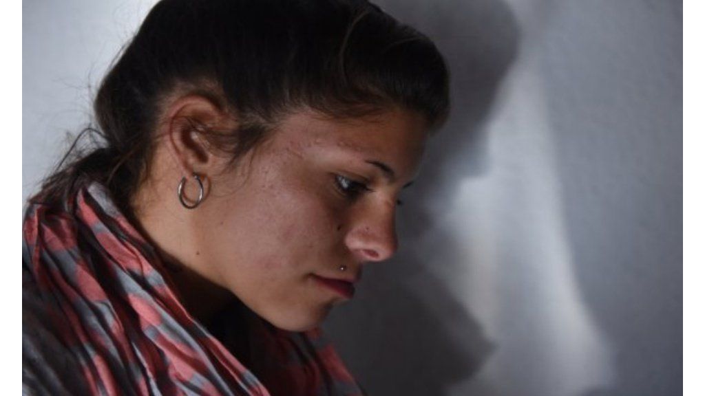 Vive en la calle desde los 14 años, le sacaron a sus hijas y reclama verlas