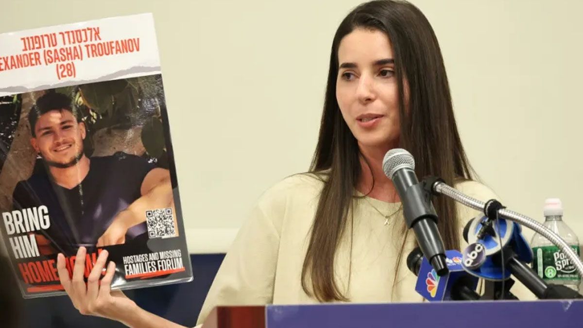 Sapir, la esposa de Sasha, cuando se presentó un video que Hamas lo obligo a grabar. (Foto: Jerusalem Post)
