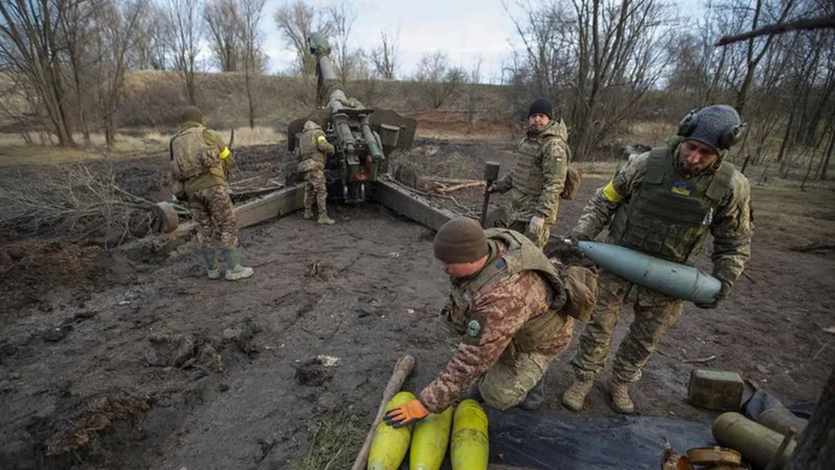 Soldados ucranianos preparan proyectiles de cañón antes de dispararlos contra posiciones de las fuerzas rusas en la región de Donetsk