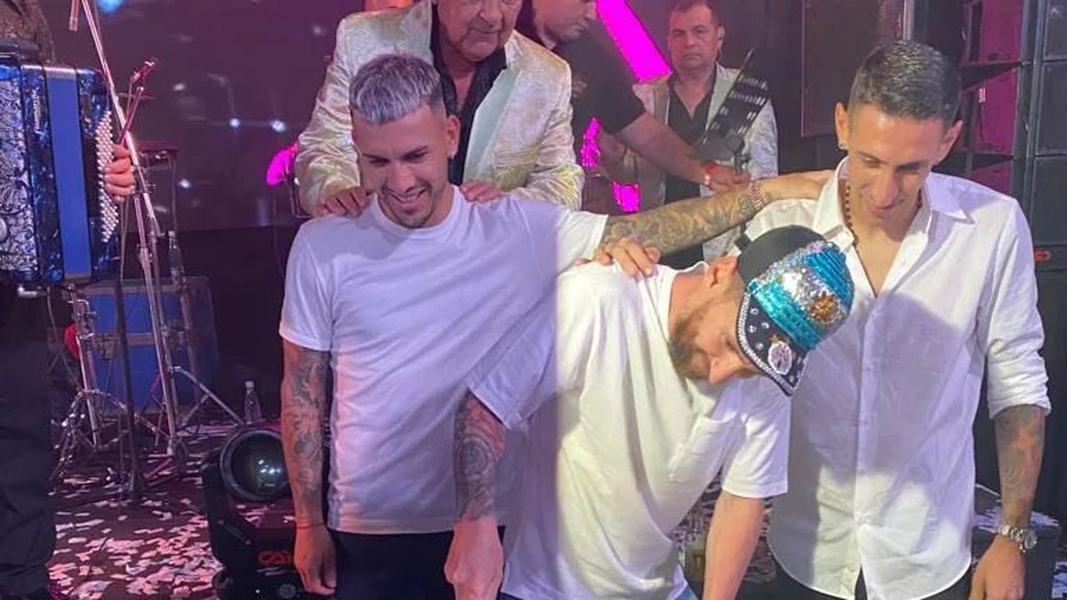 Los Palmeras sorprendieron a Lionel Messi con una torta gigante en su mega fiesta en Rosario (Foto: DataRef).