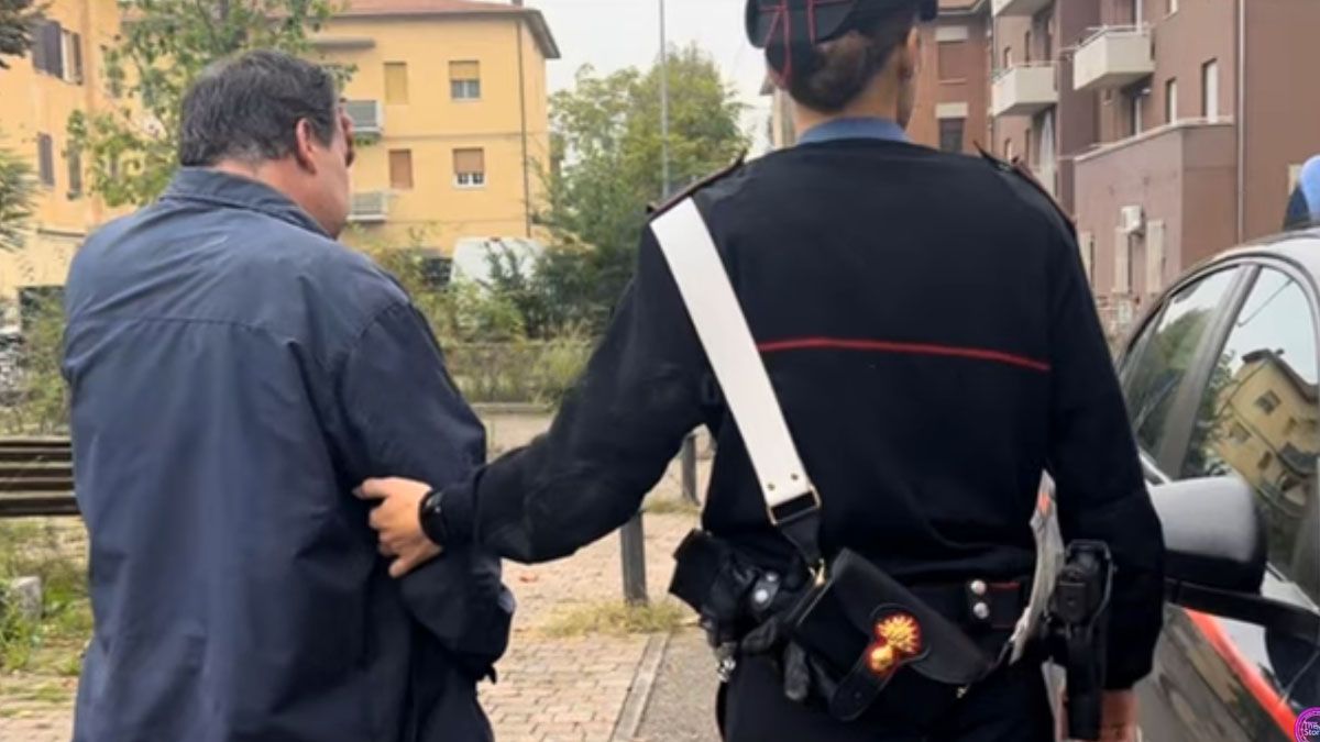 Después de confesar su crimen en televisión, llegó la policía y detuvo al parricida. (Foto: Captura de TV)