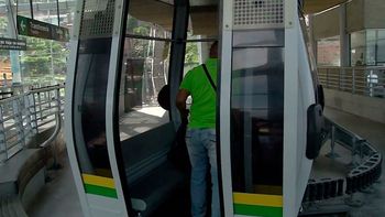Grabaron un video de pornografía en un teleférico a la vista de todos