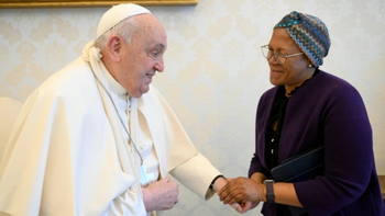 El Papa Francisco sufrió una caída en su residencia: le inmovilizaron el brazo por precaución