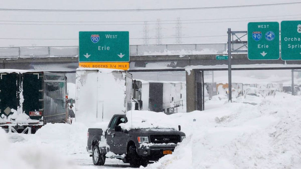 Autopistas con dos metros de nieve. Imposible transitarlas sin poner en juego la vida (Foto: Gentileza NPR)