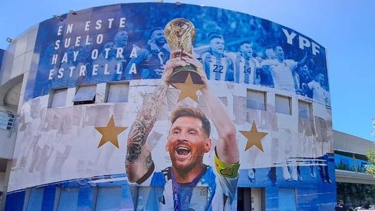 La gigantografía de la Selección Argentina que pusieron en el predio de la AFA para recibir a los campeones del mundo