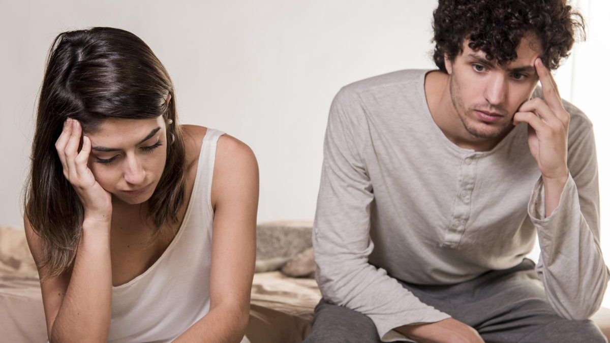 Problemas en la pareja por la falta de contacto físico en público. Fuente: Freepik.