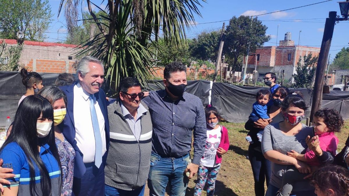 El presidente Alberto Fernández en nueva recorrida de campaña con vecinos del municipio bonaerense de Moreno.