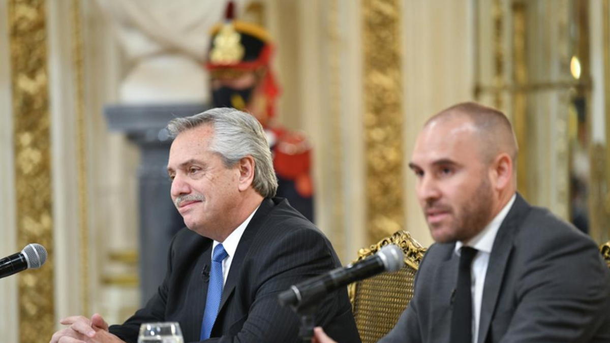 Martín Guzmán realizó sus anuncios acompañado por el Presidente Alberto Fernández. 