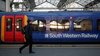 Reino Unido: los trabajadores ferroviarios mantienen sus reclamos en el tercer día de paro de trenes