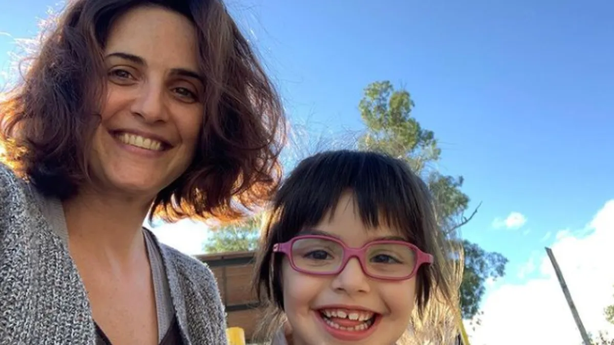 Julieta D&iacute;az junto a su hija Elena que tiene par&aacute;lisis cerebral.&nbsp;