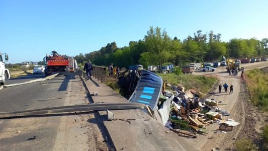 Accidente fatal en Luján: un camión se cayó de un puente y murió su conductor