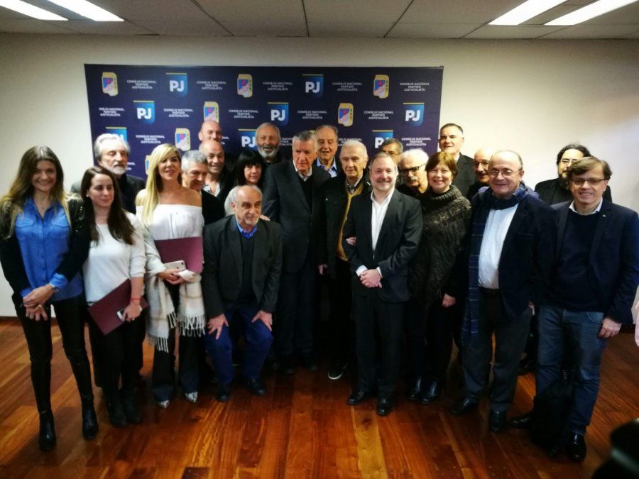 El PJ se reunió con dirigentes opositores para armar un frente electoral y cierra filas detrás de la fórmula Fernández-Fernández