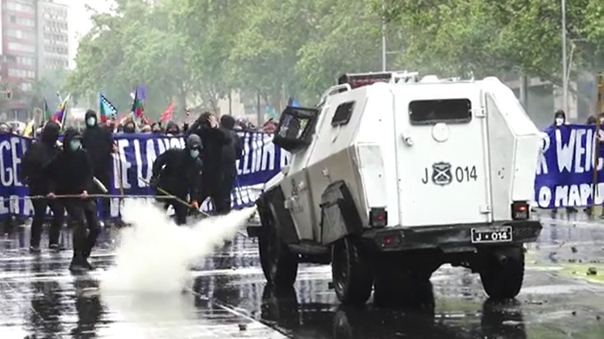 Los incidentes en el sur de Chile debilitan aún más la deteriorada imagen del presidente Piñera (Foto: AP)