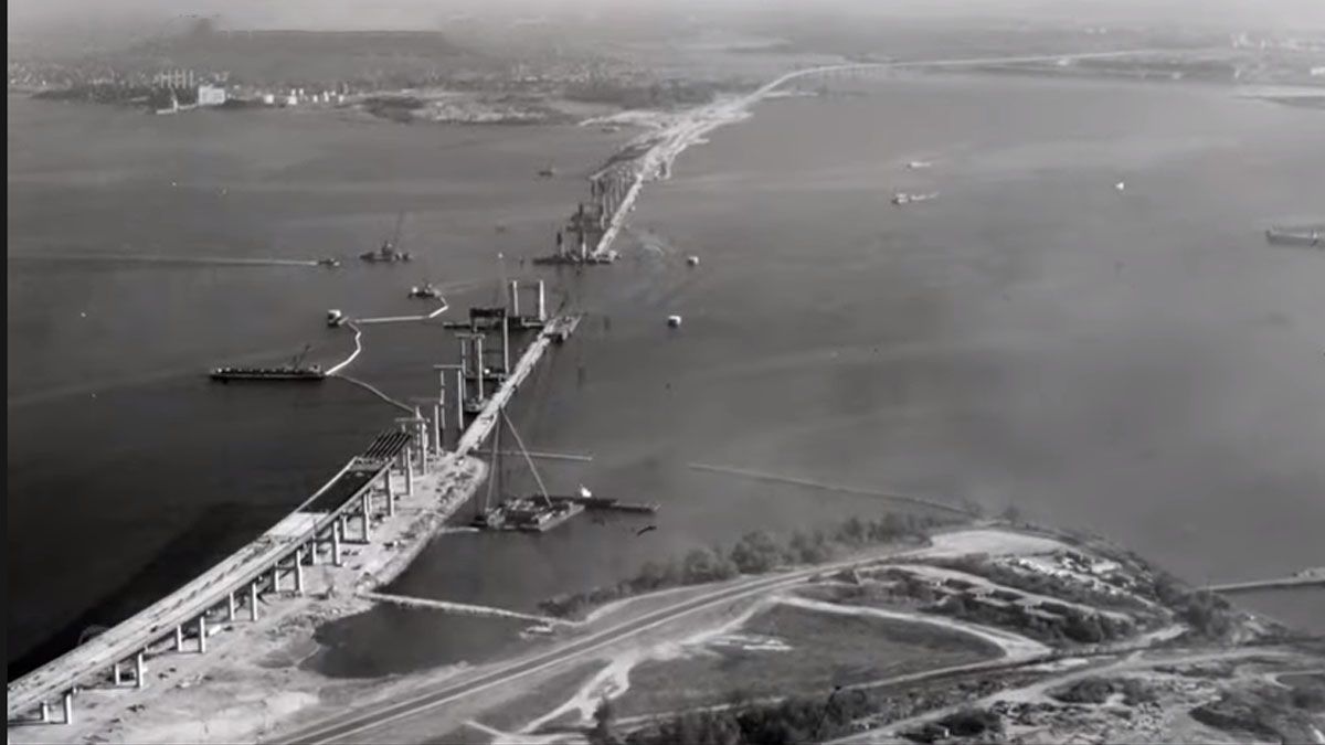 La construcci&oacute;n del puente se inici&oacute; en 1972 y se inaugur&oacute; en 1977, pero jam&aacute;s tuvo la posibilidad de que lo atravesara el tren (Foto: captura de TV).